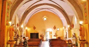 Innenraum der Kirche von Combejean