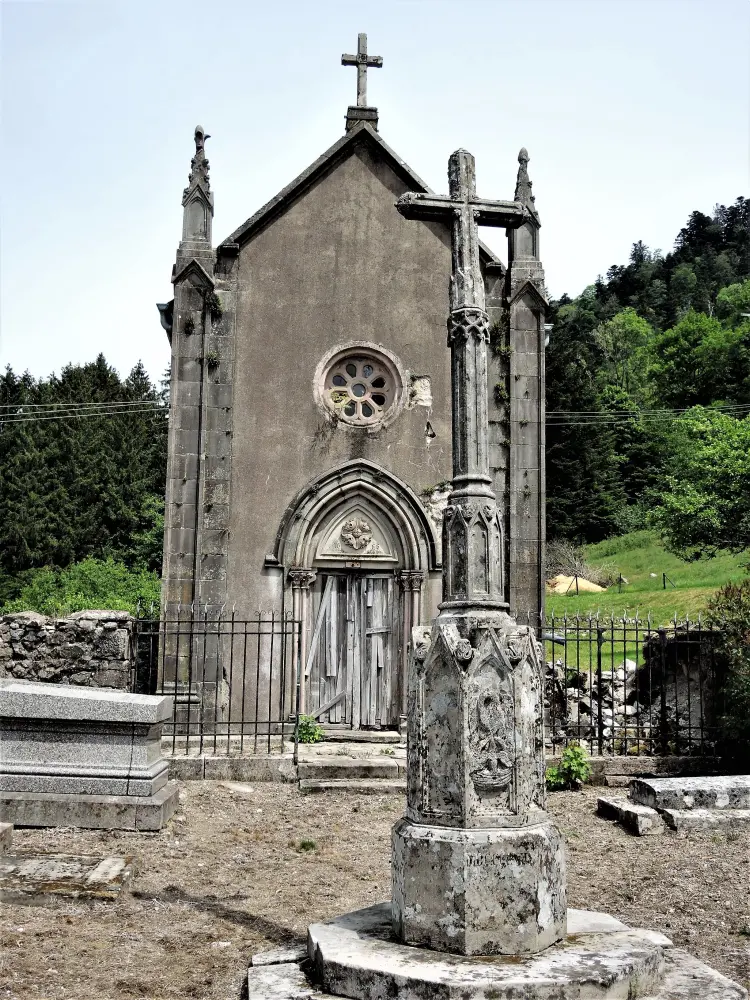 Plancher-les-Mines - Ancienne chapelle Saint-Antoine avec croix de cimetière (© J.E)