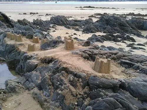 Plestin-les-Grèves - Châteaux de sable à la plage de la Roche d'Argent