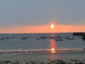 Sonnenaufgang über dem Hafen Lomener ein Tag im Dezember