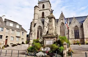 Ploërmel - Monument to the dead