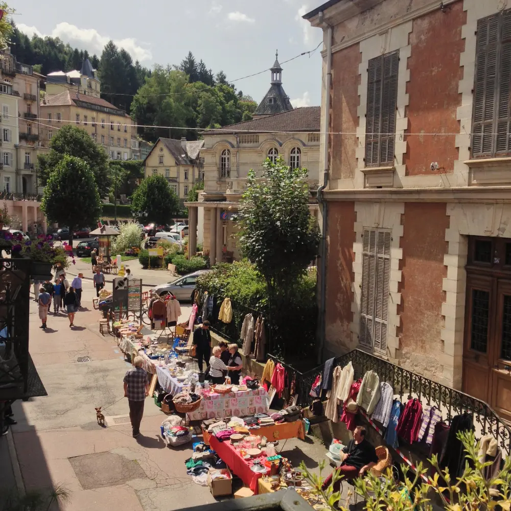 Plombières-les-Bains - Mercato delle pulci rue Liétard (© Nathalie Resal)