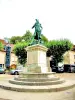 Poligny - Standbeeld van generaal Travot, plaats van de gedeporteerden (© Jean Espirat)