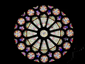 The large rose window of the Church of the Nativity (© Jean Espirat)