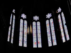 Stained glass windows of the apse (© Jean Espirat)