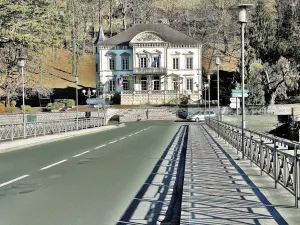 The large bridge over the Doubs and the town hall (© Jean Espirat)