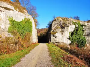 Trench and line of the old road railway (© Jean Espirat)