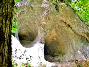 Upper caves, numbered 4 (© JE)