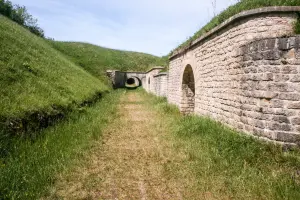 Courtyard of the battery (© JE)