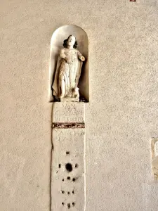 Statua al di sopra della doppia porta, a nord della chiesa (© J.E)