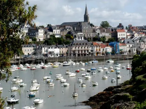 Le vieux port de Pornic et la ville haute, son église