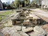 Présentevillers - Old fountain- washhouse-watering place, in the center of the village (© JE)