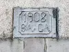 Plaque above a lintel, dated 1908 (© JE)