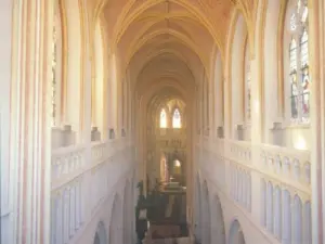 Het koor en het schip van de kathedraal Saint-Corentin