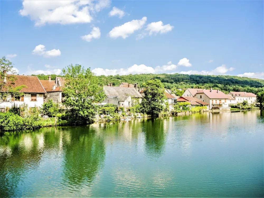 Quingey - Houses bordering the Loue, upstream of the bridge (© J.E)