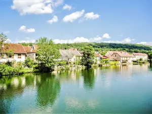 Houses bordering the Loue, upstream of the bridge (© J.E)