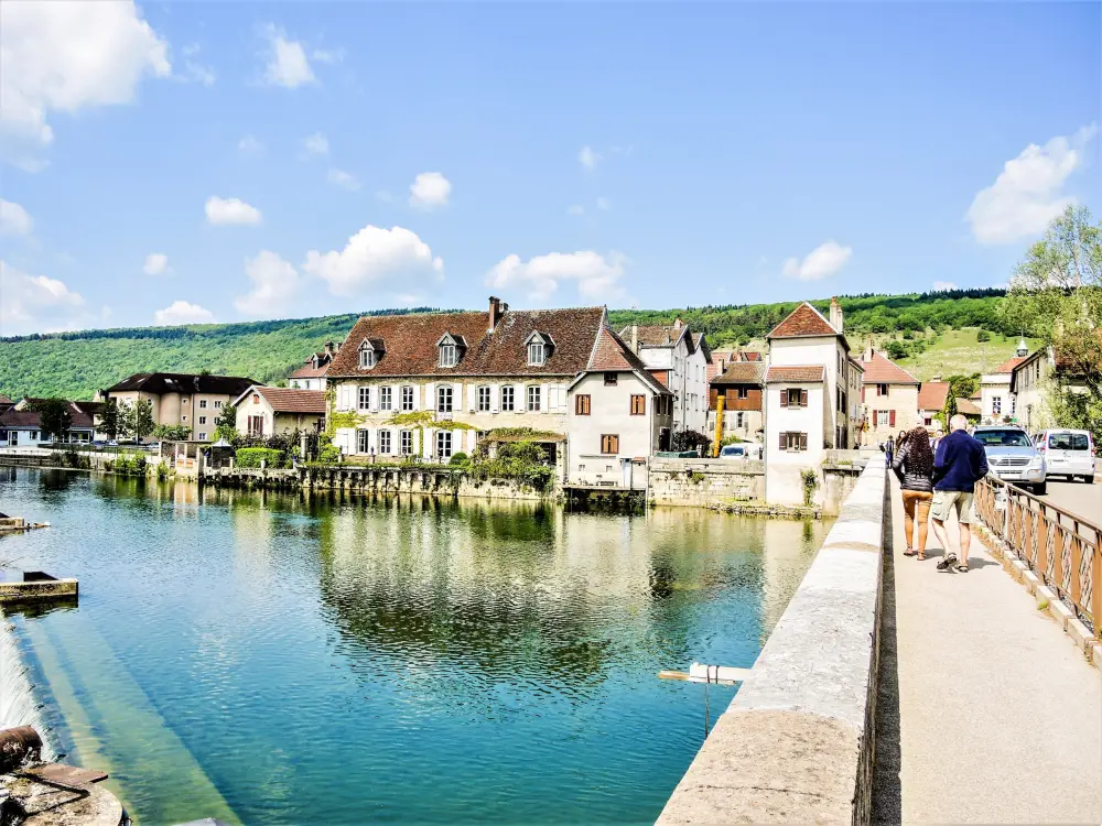 Quingey - Riverside houses of the Loue, downstream from the bridge (© J.E)