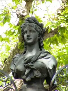 Buste de Marianne surmontant le puits portant son nom