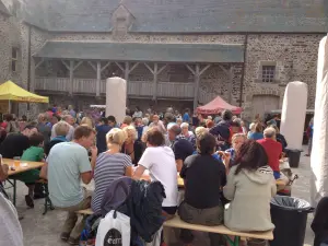 Marché dans la cour du château