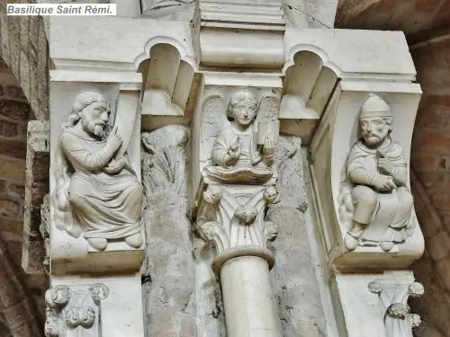 Reims - Sculptures sur le tombeau de Saint Remi (© Jean Espirat)