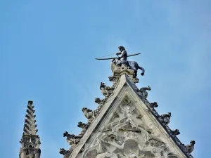 De boogschutter bovenaan het fronton (© JE)