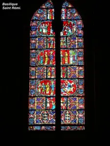 Glas in lood raam van de Saint-Remi Basilica (© Jean Espirat)