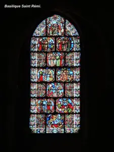 Glas in lood raam van de Saint-Remi Basilica (© Jean Espirat)