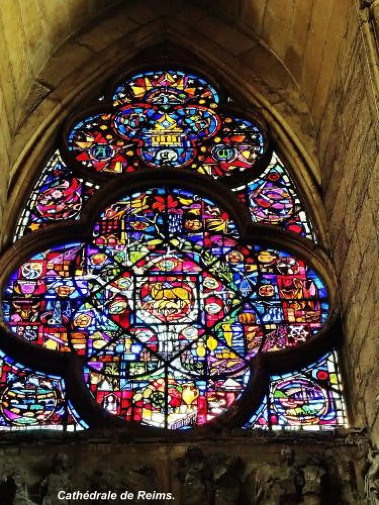 Reims - Vitrail de la cathédrale (© Jean Espirat)