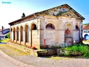 Fontaine-lavoir désaffectée, en haut du village (© J.E)