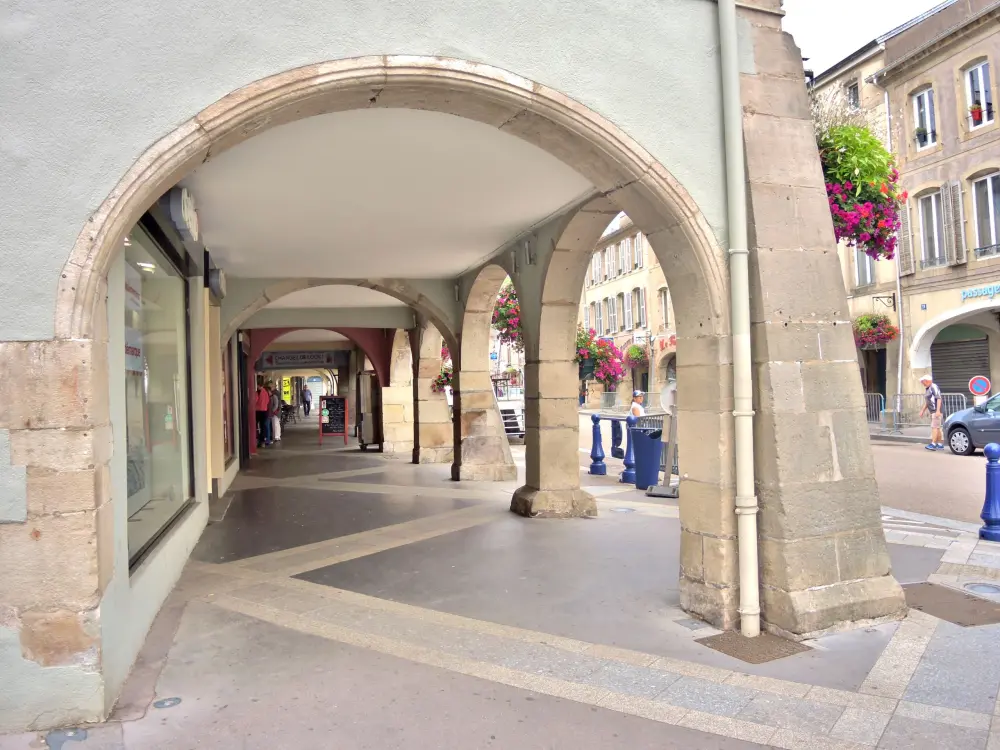 Remiremont - Arcades, even side, rue Charles de Gaulle (© J.E)