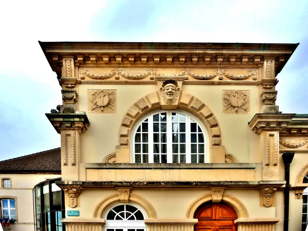 Remiremont - Facade of the cultural center (© J.E)