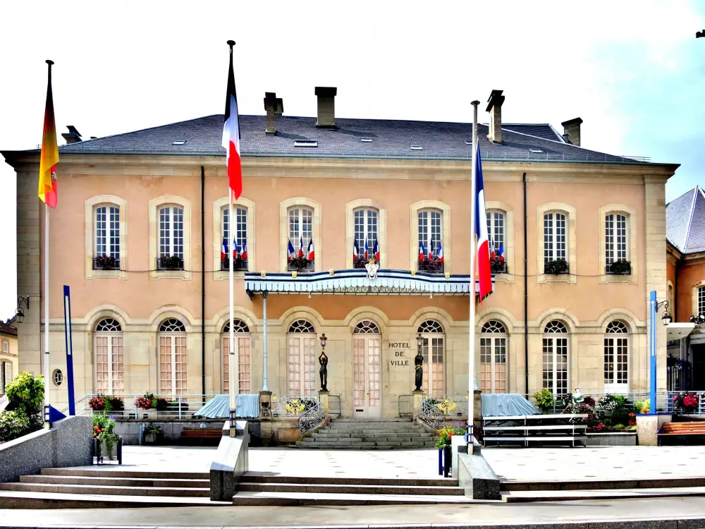 Remiremont - Town Hall (© J.E)