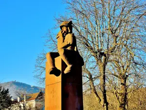 Estatua del flautista de Hamelin, emblema de la ciudad (© J.E)