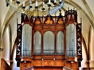 Orgel von Georges Schwenkedel, in der Kirche (© JE)