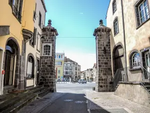 Mozac Gate, seen from the inside of the ancient city (© J.E)