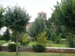 Oulmes - L'église vue du jardin