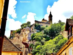 View of the castle from the main street (© Jean Espirat)