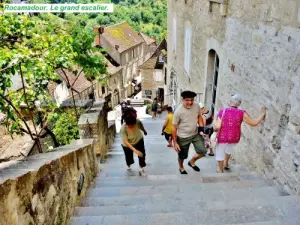 Le grand escalier, vu du palier supérieur (© Jean Espirat)