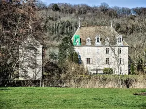 Fachadas sur del castillo y la capilla de Beaupré (© JE)