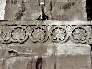 Pflanzenfries auf einer Säule der Kirche Saint-Pierre-et-Paul (© Jean Espirat)