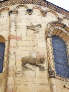 Sternzeichen auf der Apsis der Kirche Saint-Pierre-et-Paul Pierre-et-Paul (© Jean Espirat)