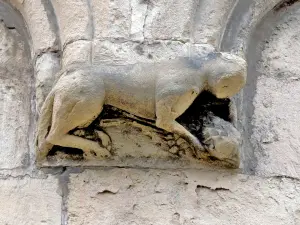 Statue an einer Wand der Kirche Saint-Pierre-et-Paul (© Jean Espirat)