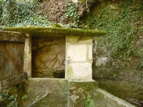 Roussayrolles - Fontaine lavoir du Touron