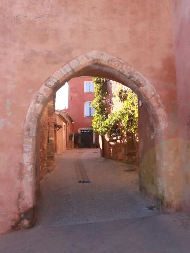 Roussillon - Une voûte du village