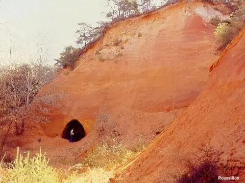 Roussillon - Entrée d'une carrière souterraine