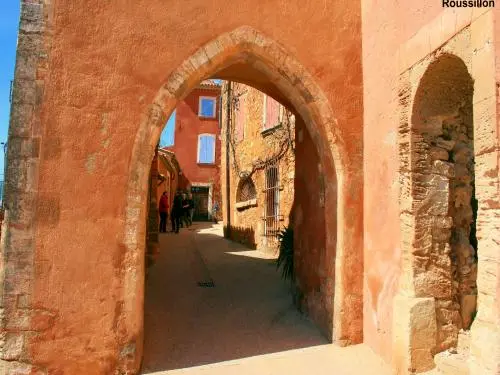 Roussillon - Ancienne porte du village haut (© Jean Espirat)