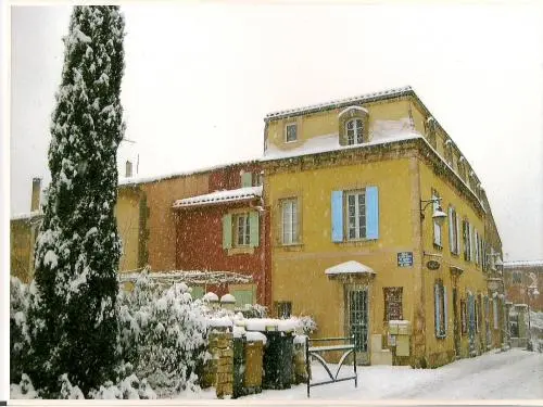 Roussillon - Une rue du village sous la neige (fait rare)