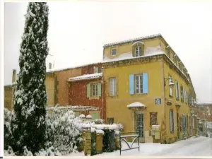 Una calle de pueblo bajo la nieve (raro)