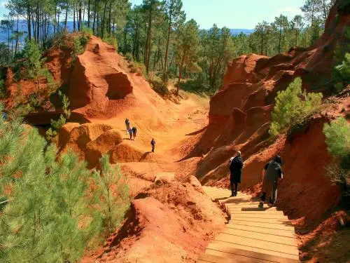 Roussillon - Escalier d'accès aux carrières d'ocres (© Jean Espirat)