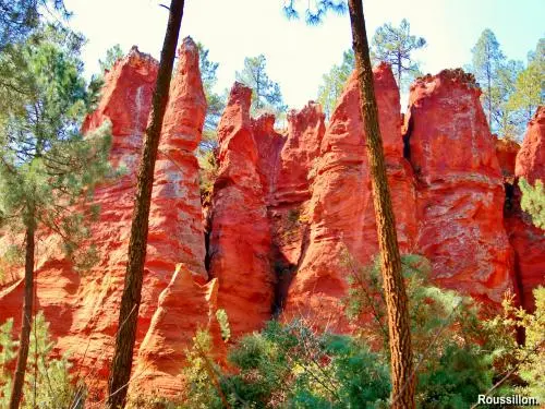 Roussillon - Assemblée de pénitents rouges (© Jean Espirat)